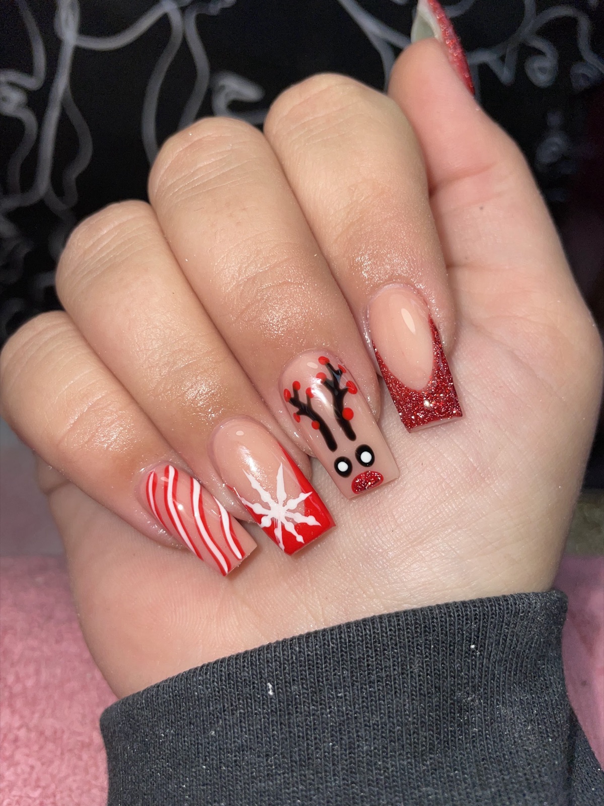 Rode kerstnagels met een rendier, sneeuwvlok, zuurstokstrepen en glitter French