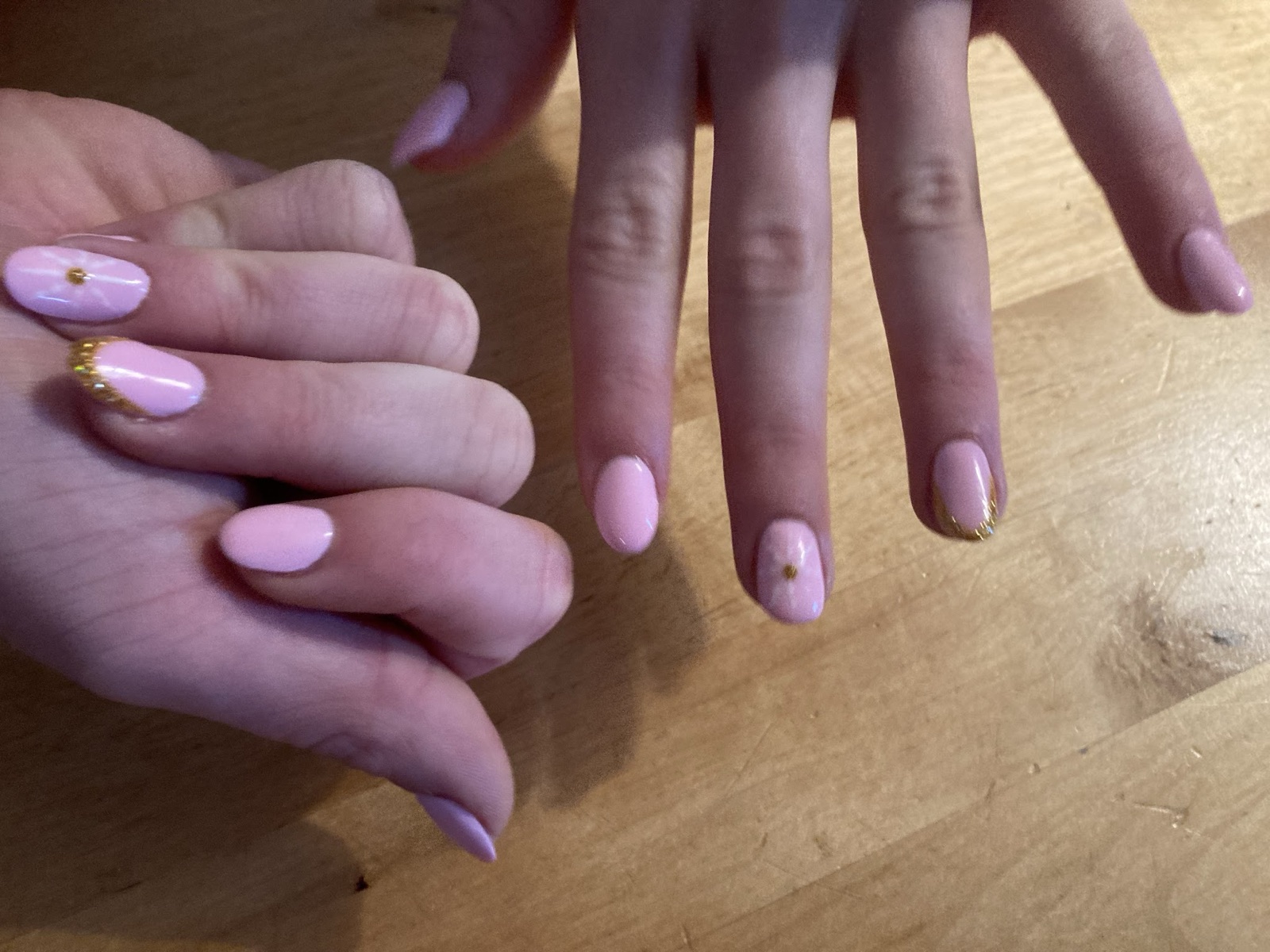 Zachtroze gelnagels met gouden accenten
