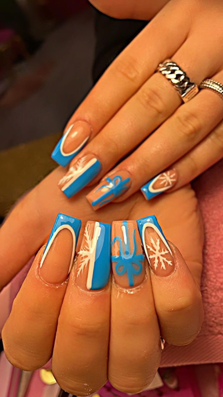 Blauwe nagels met witte French, sneeuwvlokken en strikjes