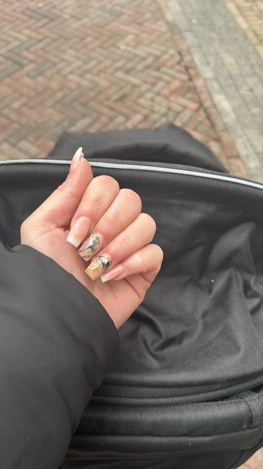 Nude nagels met marmerdesign en goud
